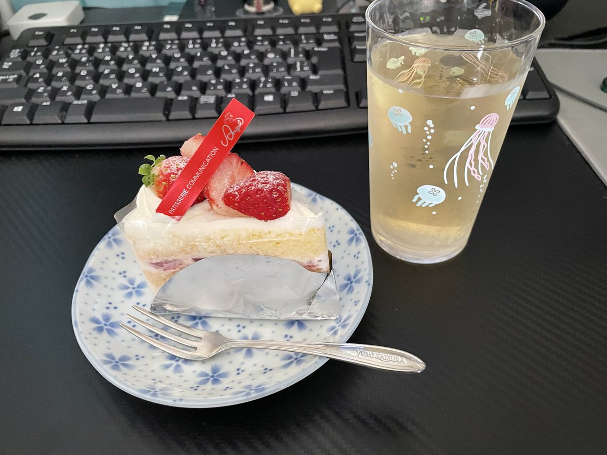 kagenoko's tweet photo. ケーキに白葡萄ジュース😚
最高〜🥰 https://t.co/UDEbUvQ0kE