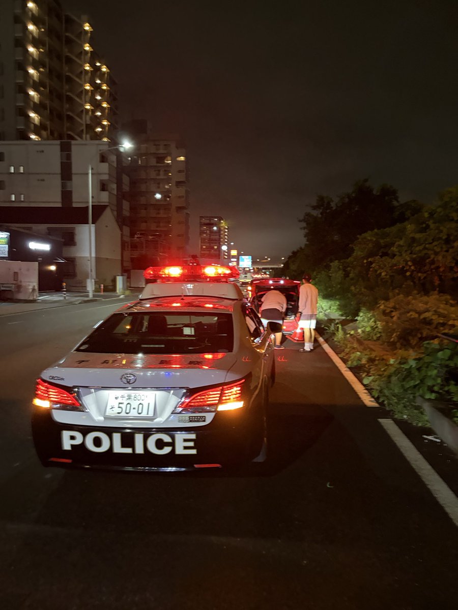 S213nuu's tweet photo. 昨日車友達と遊んでたら幹線道路の第3通行帯で事故ってたから発煙筒とか設置して誘導棒降ったけど、来た警察にそのコーン誰のですか？って聞かれて自分のですって言ったらバカ引かれて面白かった。
もっと長めに置けばよかったな。 https://t.co/PMae9RmHRk