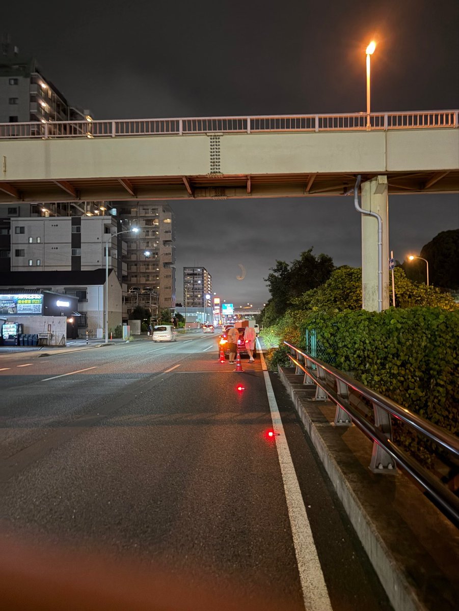 S213nuu's tweet photo. 昨日車友達と遊んでたら幹線道路の第3通行帯で事故ってたから発煙筒とか設置して誘導棒降ったけど、来た警察にそのコーン誰のですか？って聞かれて自分のですって言ったらバカ引かれて面白かった。
もっと長めに置けばよかったな。 https://t.co/PMae9RmHRk