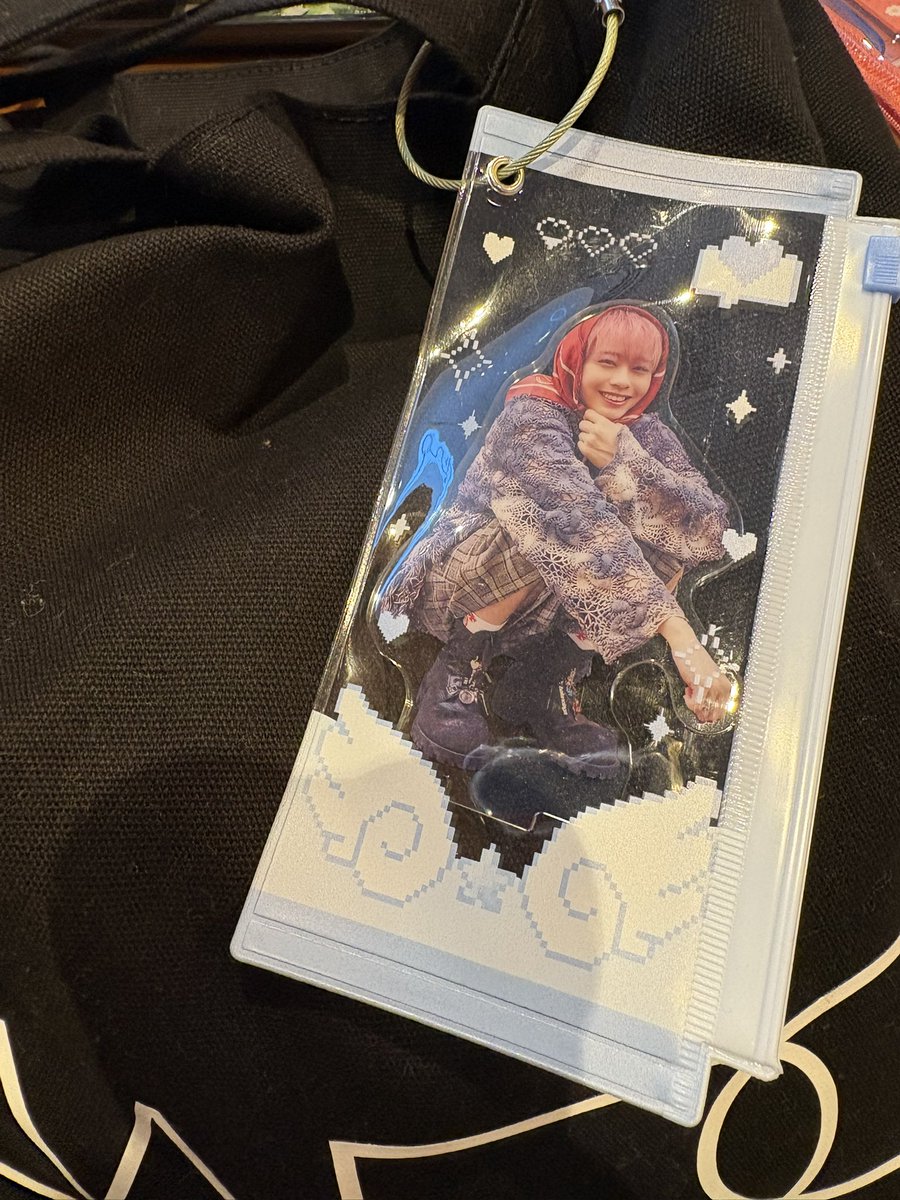 runtat's tweet photo. @Bqw89ThUm192837 ありがとうございます🙇‍♀
承知いたしました。
ただいま会場付近に人が増えてきてしまったため、横にあるホラーにふれる展付近にいます。
グレーのニットで黒いNARSのトートにアクスタつけています🙇‍♀ https://t.co/XRvHtd74kV