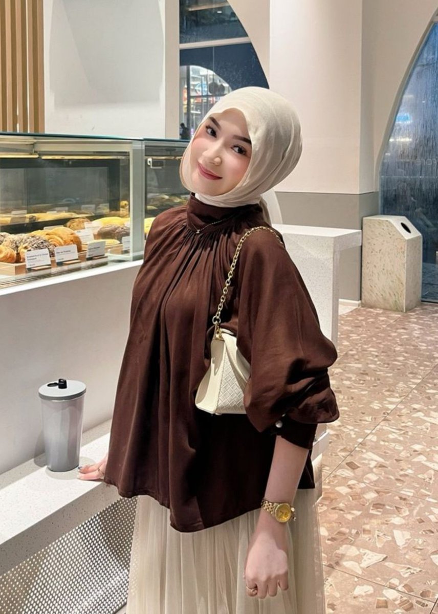 aisyaaranii's tweet photo. Blouse cantik dengan bahan yang ringan dan flowy, cocok buat kamu yang suka outfit simple tapi tetap feminin ✨ https://t.co/e3nS1XuMYu