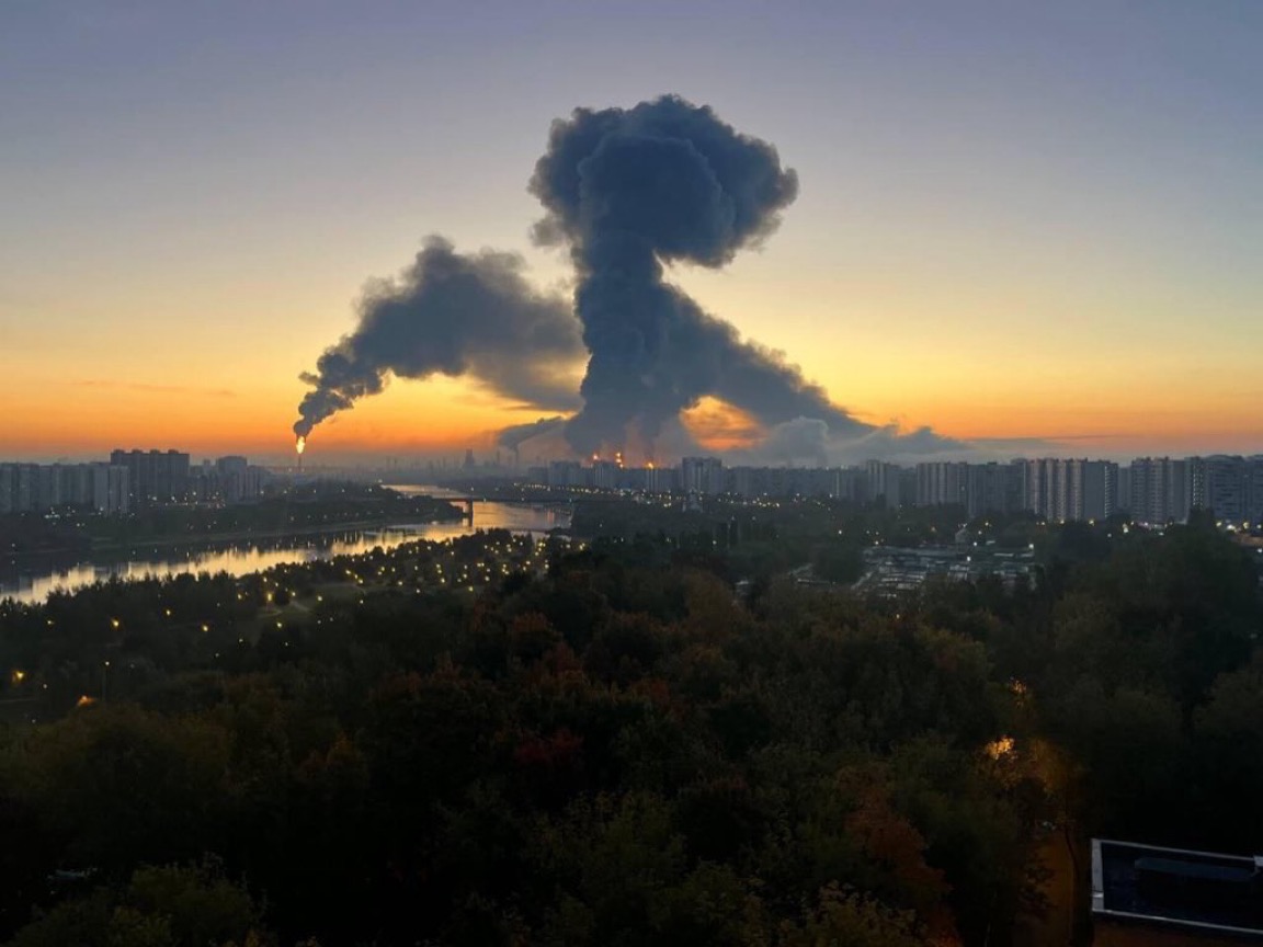 Osint613's tweet photo. A fire broke out at Russia’s Kapotnya oil refinery following a Ukrainian drone attack on Moscow early on Sunday.

Contributed by @AZ_Intel_. https://t.co/MTjVZSAIQT