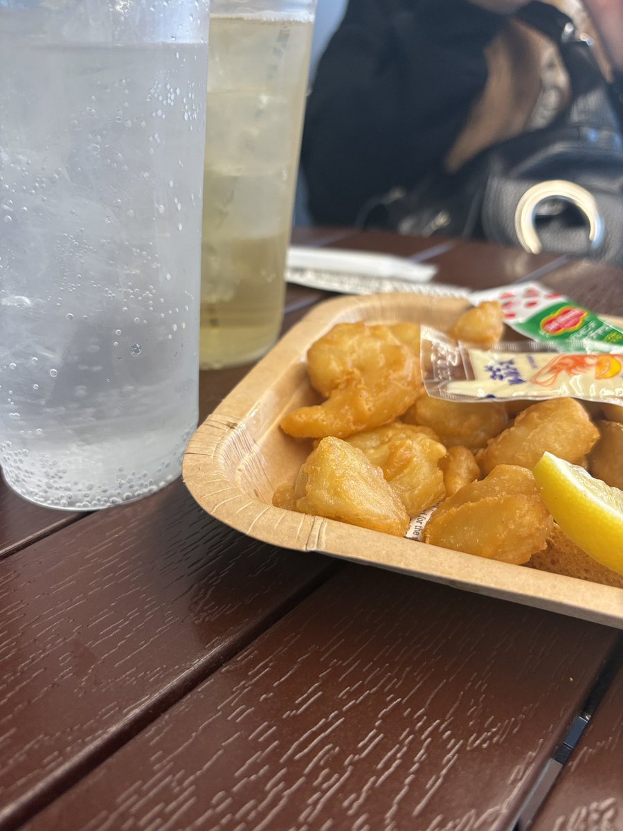 miiitii1's tweet photo. 雨降ってきた💦
パーマンが居てテンション上がったw
別用で後から来た娘と合流ー
腹ごしらえ💕 https://t.co/TfSuZiQOTl