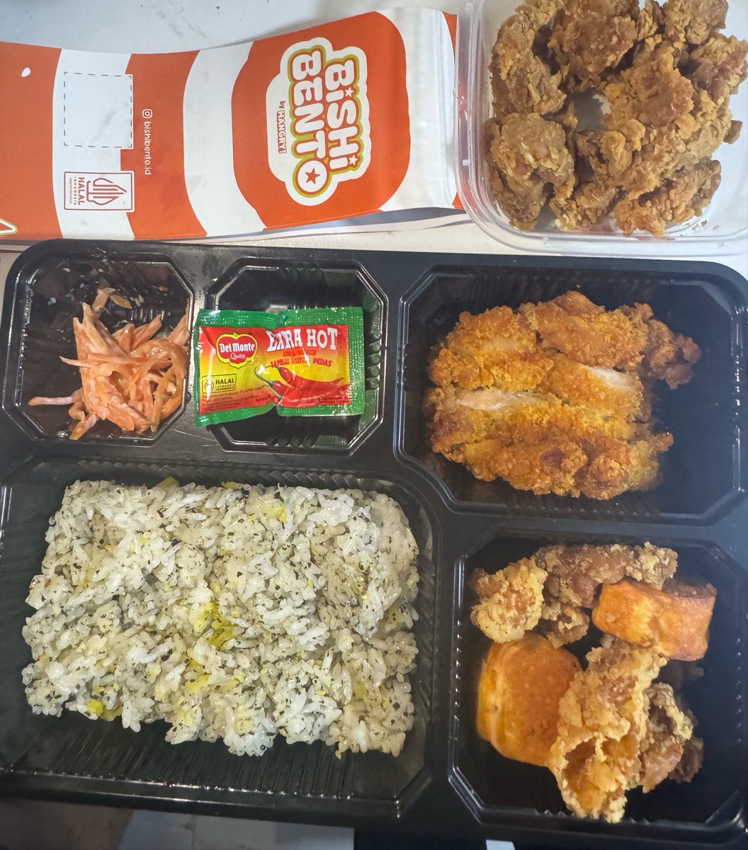 empty__core's tweet photo. mnurut ak nori rice tuh bedaa sama nasi putih biasa krn dah kecampur sama nori, wijen, pluss seasoningnya yg gwuurihh kalian tim nasi rumput laut atau nasi putih biasa nih?? https://t.co/GNPOKcLDcT