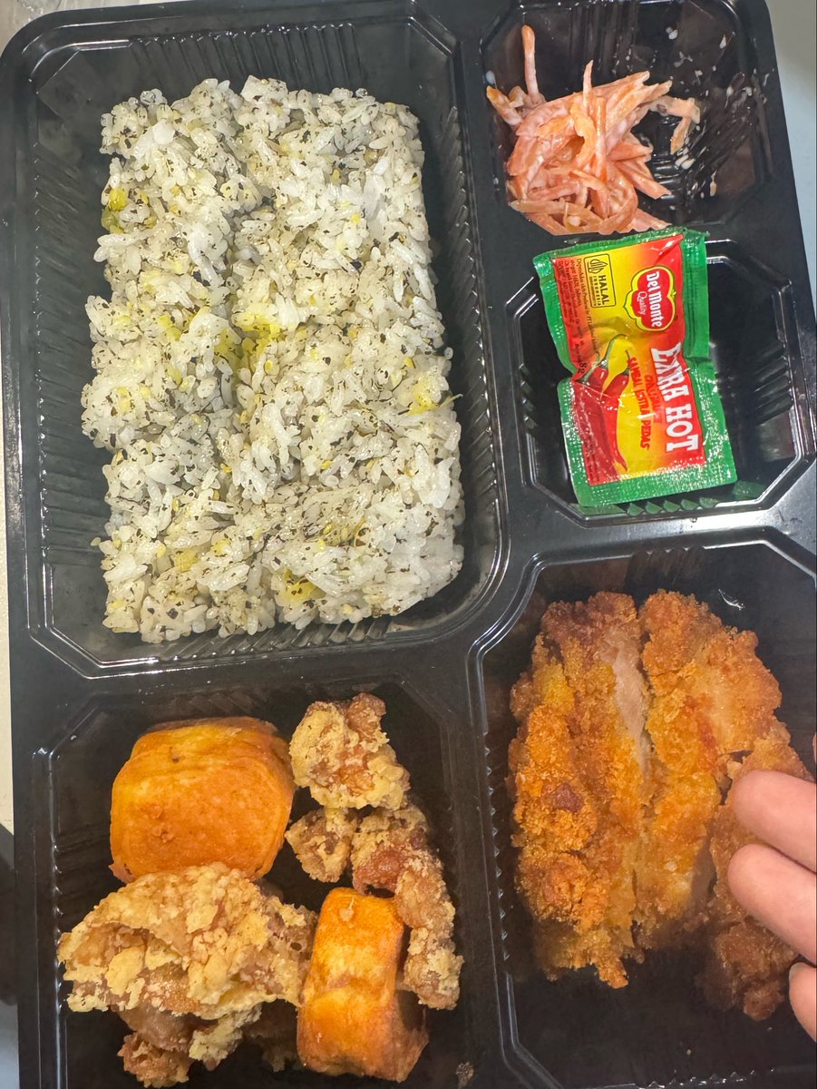 empty__core's tweet photo. mnurut ak nori rice tuh bedaa sama nasi putih biasa krn dah kecampur sama nori, wijen, pluss seasoningnya yg gwuurihh kalian tim nasi rumput laut atau nasi putih biasa nih?? https://t.co/GNPOKcLDcT