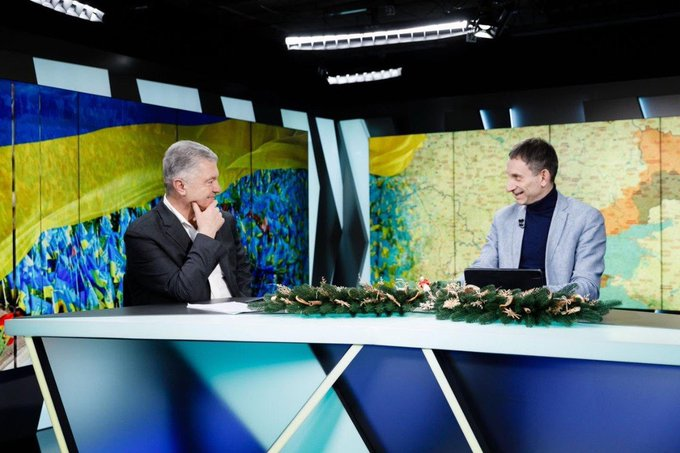 latiniano's tweet photo. впервые я заметил гнильцу у Портникова @portnikov, когда он с пеной у рта отмазывал Влада Плахотнюка, бывшего мафиози Молдовы №1 (сегодня находится под санкциями США и ЕС и отбывает в тюрьме №13 Кишинёва 19 лет за финансовые преступления)

не правда ли, странный порыв такого интеллектуала, эрудита, умницы, держателя энциклопедических знаний, аналитика и вообще журналиста и политического обозревателя с практически безупречной патриотической, политической и гражданской позицией?

но это только на первый взгляд, до тех пор, пока уважаемая аудитория "вдруг" не узнаёт о том, что осуждённый ныне Плахотнюк - ближайший подельник по серым и чёрным схемам старого украинского совкового вора (включая схемы с оккупированным русскими "приднестровьем", представлявщие особый интерес для этого самого украинского вора), который, просто по совпадению, финансирует деятельность (и надо сказать, во многом нужную, полезную и эффективную) маститого спеца аналитики, пера и языка

после чего всё последующее выстраивается довольно логично

Портников в ютубе: я тоже не сторонник Зеленского, но мне в голову не придёт, как Юлии Мендель, выступать на европейском форуме с его критикой по приглашению крайне правой германской АфД

отвечаю: тебе не нужна европейская трибуна, ты намного эффективнее и ежедневно (за счёт доверия своей огромной аудитории) подрываешь изнутри единство в воюющей стране своими бесконечными атаками на Президента Зеленского (во многом притянутыми за уши) за деньги всё того же вора, который до сих пор не успокоился и не сел только потому, что ни одна власть в Украине ранее никогда не занималась борьбой с воровством и коррупцией, включая твоего шефа

Портников в ютубе: Зелленский - не политик и неизвестно, станет ли таковым, у него нет даже соответствующего образования 

отвечаю: всем известно, что единственным и неповторимым главой украинского государства (по твоей версии) может быть только рекламируемый тобой годами вор, получивший образование в "институте по подготовке президентов и кондитеров" (наверняка ты знаешь адрес этого заведения), а Черчилль (военное училище), Тэтчер (химик), Си Цзиньпинь (химик и курсы марксистско-ленинского воспитания), Мейджор (без образования), Трумэн (без образования) и многие другие - просто шайка недоучек, когда-то провалившие свои мандаты

Портников в ютубе: с таким, как Зеленский, во власти и рядом с властью могут оказаться кто угодно (ссылка на Мендель)

отвечаю: ну конечно-конечно, до сих пор рядом со старым лживым комунякой, красным директором, серым чиновником Нацбанка (вложившимся по максимуму в создание "приднестровья", с которым вы сейчас не знаете, что делать), просто открытым русским шпионом в президентском кресле и старым совковым вором, которого ты упорно пытаешься вернуть на Банковую, 11, оказывались только элиты нации, тщательно отобранные по принципу полного соответствия и лишь при последнем Президенте Украины эта замечательная традиция оказалась предательски нарушена, ахахахааа :)

так вот, подытожим: ты - безусловно выдающийся маэстро и твои стримы и статьи - сокровищница профессии, но как только ты сбиваешься и начинаешь отрабатывать дешёвый политический заказ, ты теряешь всё и обесцениваешь всё полезное и правильное, написанное и сказанное годами ранее

думай-те..