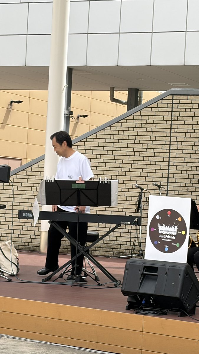 kiiroitoritani's tweet photo. 今年も無事開催。
市長みずからピアノ演奏で御出演。
#和泉の国JazzStreet
#辻市長 https://t.co/pVdJVFeLFs