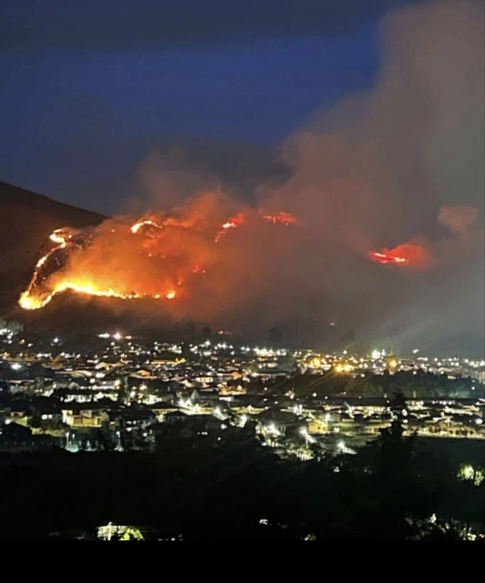 ABDELAESPRIELLA's tweet photo. Villa de Leyva no está sola. Vamos a disponer de todas las capacidades del Estado para combatir este incendio y proteger a sus habitantes, su patrimonio y su riqueza natural.

Hay que cuidar esta joya histórica, esta bella ciudad que es orgullo de Colombia. Estamos con ustedes. 

¡Firme por Villa de Leyva, firme por la Patria!

¡Que viva Cristo Rey! 

(A.D.L.E) 🇨🇴 🐅