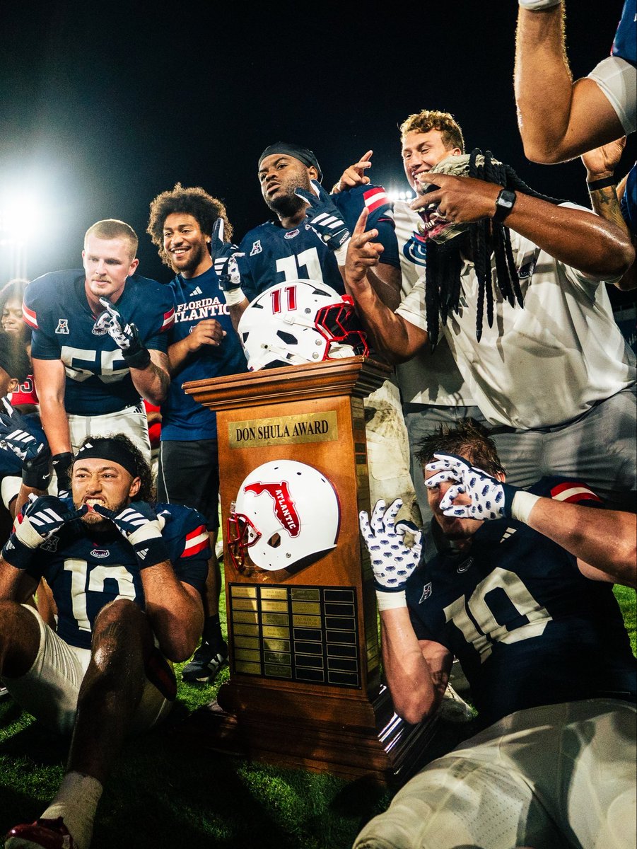 CoachBLacy's tweet photo. #VicPic #2, more importantly bring my trophy ๐ back! Great team win again! #BlackOps with a INT, some sacks, some TFLโs. Offense gave us the lead & we never gave it back! The predictor was out tonight! 24 hr rule! #ATFA #WIP #ApexPreditor #TWS #Firgun https://t.co/ArbokRWsaQ