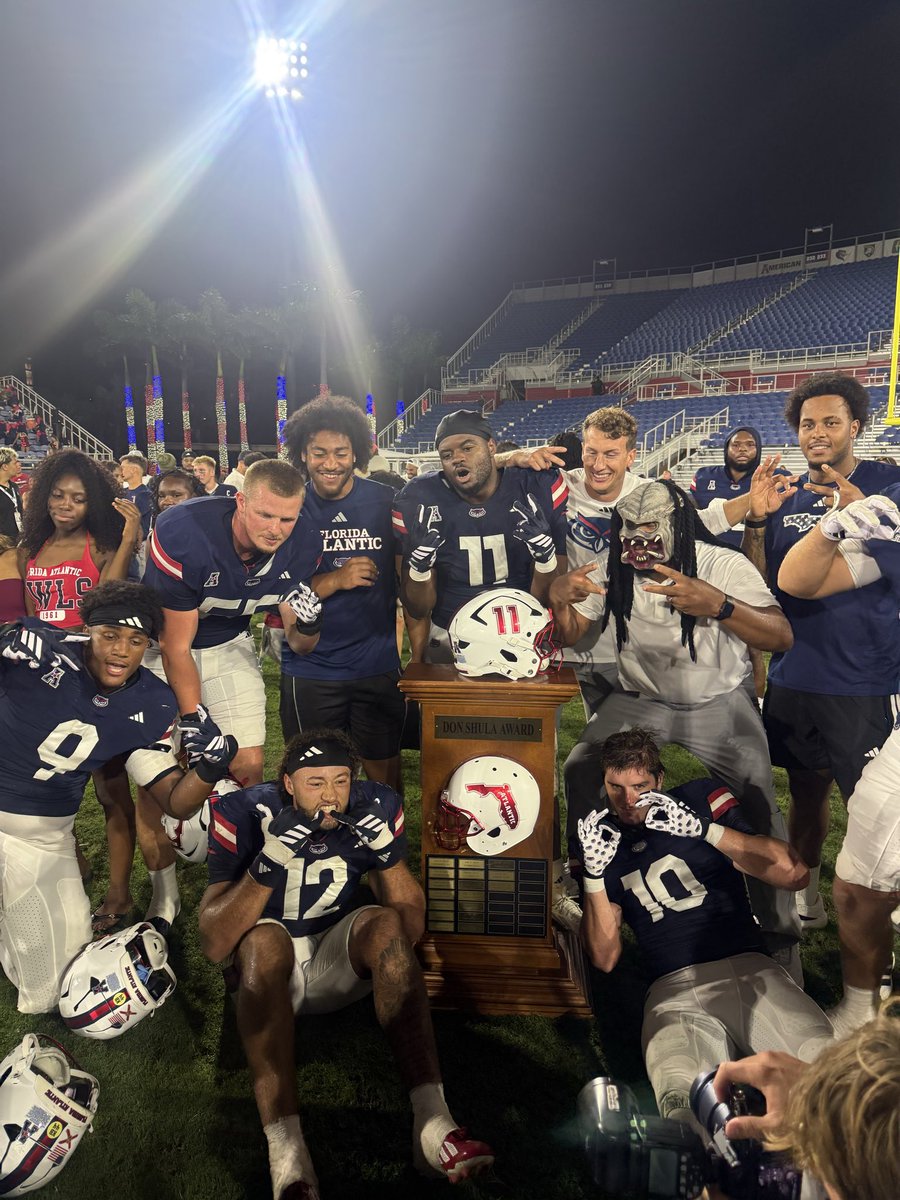 CoachBLacy's tweet photo. #VicPic #2, more importantly bring my trophy ๐ back! Great team win again! #BlackOps with a INT, some sacks, some TFLโs. Offense gave us the lead & we never gave it back! The predictor was out tonight! 24 hr rule! #ATFA #WIP #ApexPreditor #TWS #Firgun https://t.co/ArbokRWsaQ