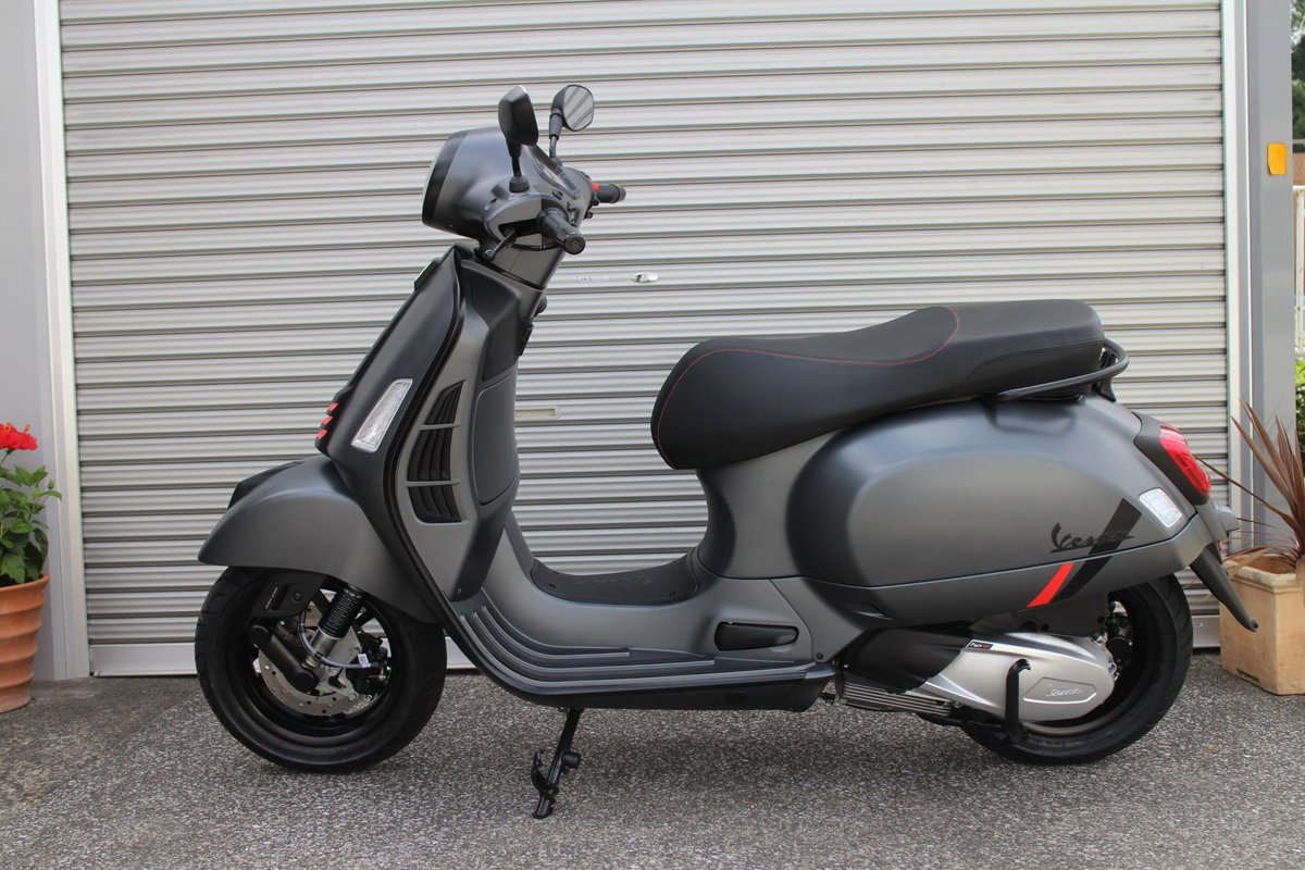 STARSTRADING's tweet photo. Vespaシリーズ最高峰排気量である300 SUPERSPORTがレンタルバイクとして登場。
重量感のあるボディ��は高速安定性を重視。
300 HPEエンジンはレスポンス、トルクは申し分なし。街乗り、ロングツーリング問わず’"Vespa"としての存在感、パフォーマンスを体現できる機会を
ぜひ、ご利用ください https://t.co/LMAf4GYJT9