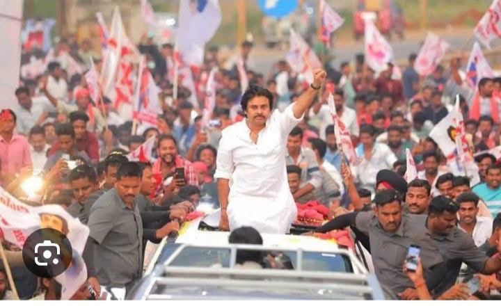 JspBVMNaresh's tweet photo. "మనకి బలం ఉన్నచోటే పోటీ చేయాలి " అన్న నాదెండ్ల మనోహర్ గారి మాటలని చాలామంది వ్యతిరేకిస్తున్నారు అతి కొద్ది మంది సమర్థిస్తున్నారు.
 వ్యతిరేకత సమర్థన పక్కనపెట్టి ఒక్కసారి వాస్తవాలు మాట్లాడుకుందాం.

 "మనకు బలమున్న చోటే పోటీ చేయాలి బలహీనంగా ఉన్నచోట వదిలేయాలి " అన్న మాట 100% వాస్తవం. కానీ ఈ మాట ఎమ్మెల్యే ఎన్నికలకే వర్తిస్తుంది. ఎందుకంటే బలం లేని చోట పోటీ చేసి ఎమ్మెల్యే సీట్ ఓడిపోతే అక్కడ ప్రత్యర్థి పార్టీ గెలిస్తే మనం అధికారం కోల్పోవడానికి కారణం అవుతుంది.
 కానీ స్థానిక సంస్థల ఎన్నికలకు ఈ మాట వర్తించదు.
 గతంలో ఏ లోకల్ బాడీ ఎలక్షన్ లు చూసినా 
 అధికారంలో ఉన్న పార్టీ గెలవడానికే 75% అవకాశం ఉంటుంది. ఒకవేళ ఓడిపోయిన  పార్టీలకి గాని ప్రభుత్వానికి కానీ పెద్ద నష్టం ఉండదు. ఆ ఓటమి ఎమ్మెల్యే ఎన్నికల మీద ప్రభావం చూపించదు.
 గతంలో వైసీపీ పార్టీ లోకల్ బాడీ ఎలక్షన్లలో బలవంతంగా ఏకగ్రీవాలు చేసుకుని  దౌర్జన్యాలు చేసి 90% గెలిచింది.
 కానీ ఎమ్మెల్యే ఎన్నికలలో చిత్తుచిత్తుగా ఓడిపోయిందిగా 
 కాబట్టి స్థానిక సంస్థల ఓటమికి ఎమ్మెల్యే ఎన్నికలకి సంబంధం ఉండదు.
పార్టీకి బలం ఉన్న లేకపోయినా కచ్చితంగా పోటీ చేయాలి.పోటీ చేసి గెలిస్తే బలం పెరుగుతుంది 
 ఓడిపోతే మనవాళ్ళకి రాజకీయ అనుభవం వస్తుంది.
 ఓడిన గెలిచిన మన పార్టీకి మంచిదే.
 ఒకవేళ ఓడిపోయిన.. జనసేన పార్టీ తరపున పోటీ చేసి ఓడిపోయింది ఇతనే "  అనే మాట ఎప్పటికీ నిలుస్తుంది.
 గెలిచిన వాడి పేరుకి సమానంగా మన పేరు కూడా బలంగా వినిపిస్తుంది.
 అధికారంలో ఉండి కూడా పోటీ చేయకపోతే అదే బలహీనత అవుతుంది
 మనకు బలం లేని చోట టిడిపి కార్యవర్గం మనకు మద్దతు ఇవ్వాలి. ఎమ్మెల్యే ఎన్నికలలో టిడిపి పార్టీకి మన మద్దతు ఇచ్చి గెలిపించాం.
 ఇప్పుడు స్థానిక సంస్థల ఎన్నికలలో టిడిపి పార్టీ మనకు మద్దతు ఇచ్చి గెలిపించాలి.
 అదేగా పొత్తుధర్మం అందుకేగా పొత్తు పెట్టుకుంది.
 వాస్తవానికి మా ఊరిలో టిడిపి పార్టీ బలంగా ఉంటుంది
 మా గ్రామ పంచాయతీలో పది వార్డులు ఉన్నాయి.
 పొత్తు ధర్మంలో భాగంగా మాకు అంటే మన జనసేన పార్టీకి నాలుగు వార్డులు.. ఉపసర్పంచి పదవి ఇవ్వాలని స్థానిక టిడిపి నాయకులని అడిగాను. అలాగే ఇస్తామని వాళ్లు ఒప్పుకున్నారు. ఇలా అధిష్టానం దాకా వెళ్లకుండా లోకల్ గా మనమే టిడిపి నాయకులతో మాట్లాడుకుని ఒప్పించుకోవాలి. ఎక్కడైతే టిడిపి నాయకులు అలా ఇవ్వడానికి ఒప్పుకోరో.. అక్కడ కూటమి ఏర్పాటు చేసిన కమిటీ మాట్లాడి ఒప్పించాలి..

 చివరిగా నేను చెప్పేది బలం ఉన్న లేకపోయినా కచ్చితంగా మనం స్థానిక సంస్థల ఎన్నికలలో పోటీ చేయాలి. గెలిచినా ఓడినా ప్రతి గ్రామంలో ప్రతి మున్సిపాలిటీలో జనసేన నాయకులు ఉన్నారని ప్రజలకు తెలియజేయాలి.
 ఇదేదో నేను నాదెండ్ల మనోహర్ గారి మాటకి వ్యతిరేకంగా చెప్పడం లేదు.
 బలం అనేది బరిలోకి దిగితేనే తెలుస్తుంది..
 ఓడిన గెలిచిన బరిలో ఉన్నాడనే మాట ఎప్పటికీ నిలుస్తుంది. జనసేన పార్టీ పుంజుకోవాలి బలం పెంచుకోవాలి ✊
 
జై జనసేన 🚩✊