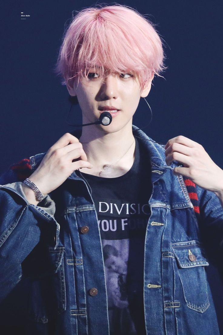 BOXIANx's tweet photo. light pink hair baekhyun was so precious 🩷🎀 https://t.co/4wBnChnT7I
