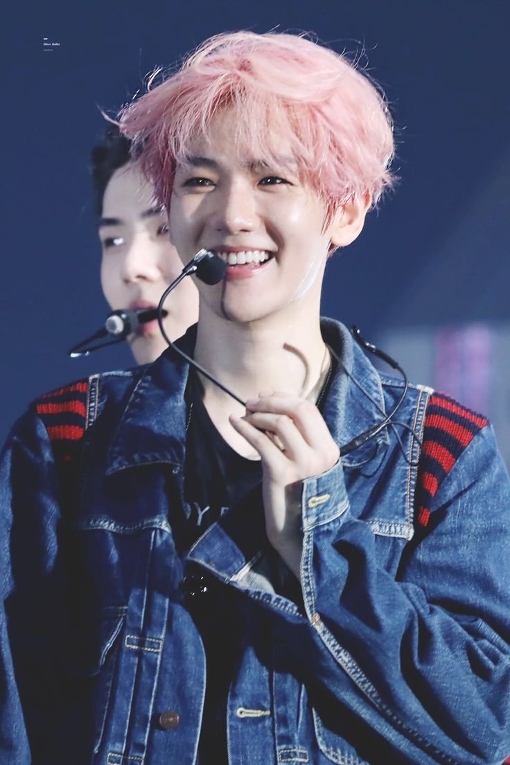 BOXIANx's tweet photo. light pink hair baekhyun was so precious 🩷🎀 https://t.co/4wBnChnT7I