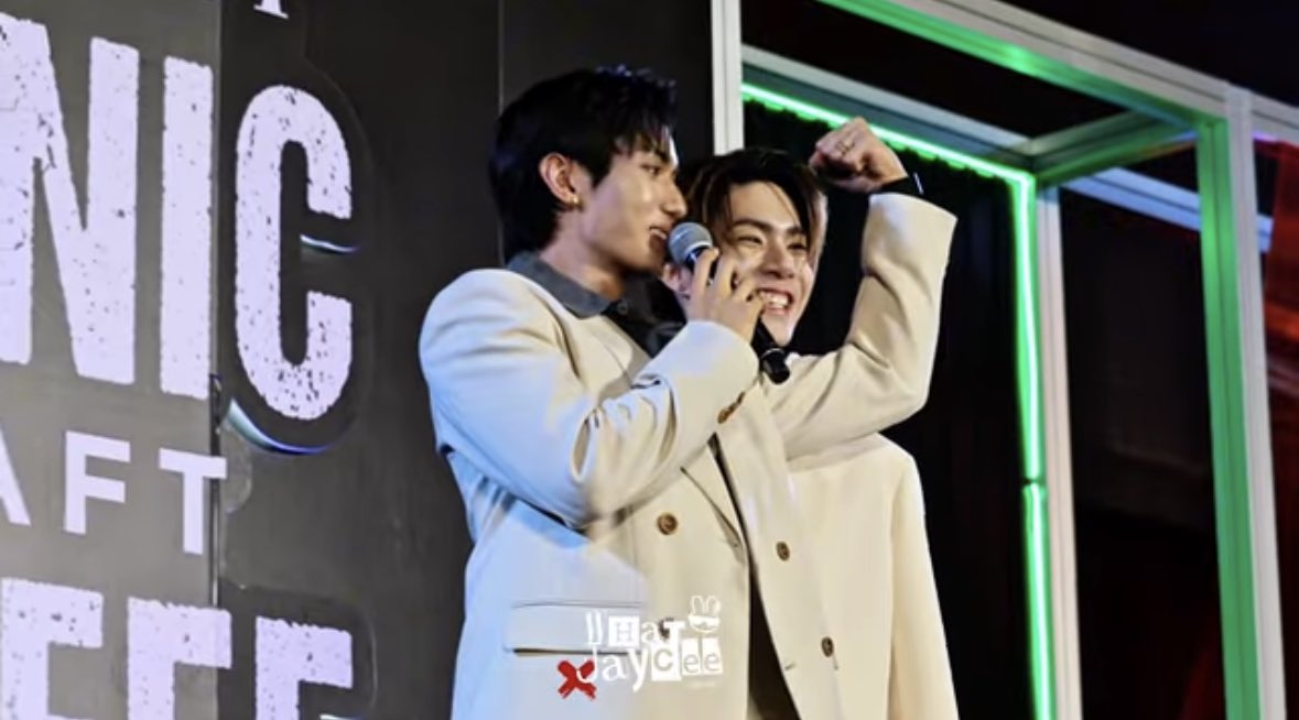 chaipopadkhai's tweet photo. (Summary)(1/x)

NETJJ ICON COFFEE 26 
#ICONICCRAFTCOFFEExNETJJ 

-fans wanted LUAT to continue more but Net said ‘please end that so we can start over again in 30 days’
🖤 I want to be a red flag now
🥕 it’s not that red, just toxic
🖤 😂 the word red flag is nicer than toxic though
🎤 even if you start over again, you should start over with JJ only, okay?
🖤 I have a motto myself now ‘start over with the same person’

-Net said today we have many works for fans to see, and then we’re gonna disappear for 10 days, and will have many works again (kidding)

-your favorite drink?
🖤 I like americano, dark roasted 💪🏻 (sounds like handsome with sharp features)(but he showed his muscle)
🥕 you should have said ‘muscle roasted’ instead
🖤 okay, it’s americano muscle roasted!