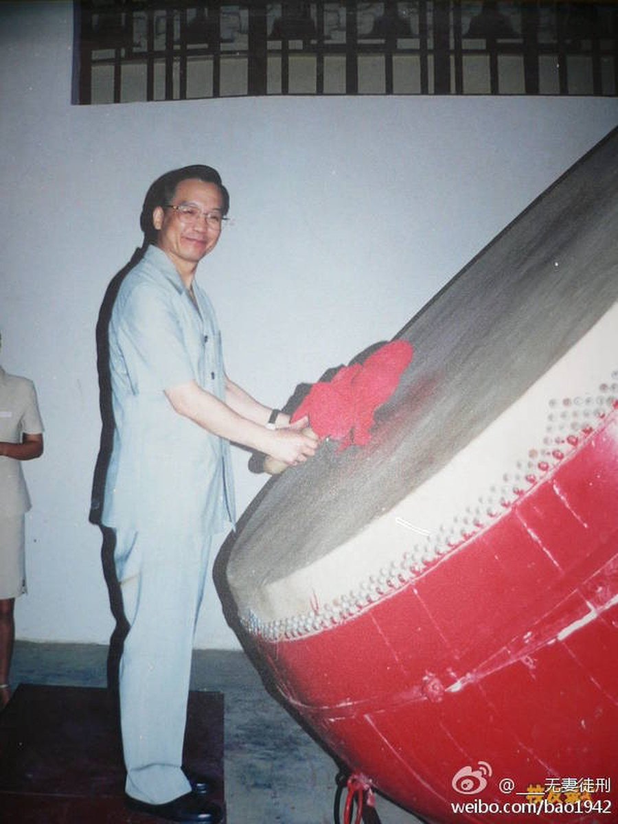 jingyn1891's tweet photo. 90年代喜欢穿的确良的温家宝，很适合他，显得人很轻薄爽利 https://t.co/96qI39ZGSM