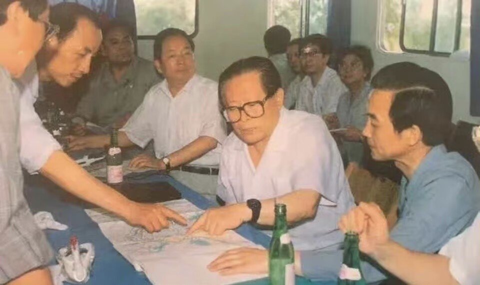 jingyn1891's tweet photo. 90年代喜欢穿的确良的温家宝，很适合他，显得人很轻薄爽利 https://t.co/96qI39ZGSM