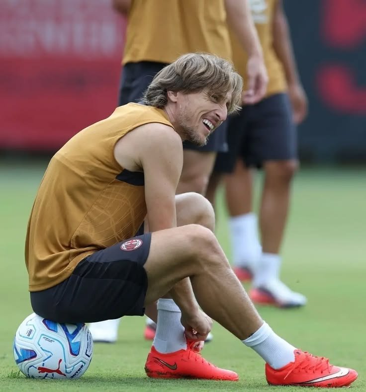 tamagochii06's tweet photo. Los jóvenes canteranos del milan fantasean mucho con milf¡Lukita, que los trata con un afecto cuasi maternal y una voz gentil de alguien que busca ayudar. Se lo sabrosean constantemente, aprovechandose de momentos inoportunos –como cuando se agacha para atarse los cordones– para+ https://t.co/MdWGagy28s