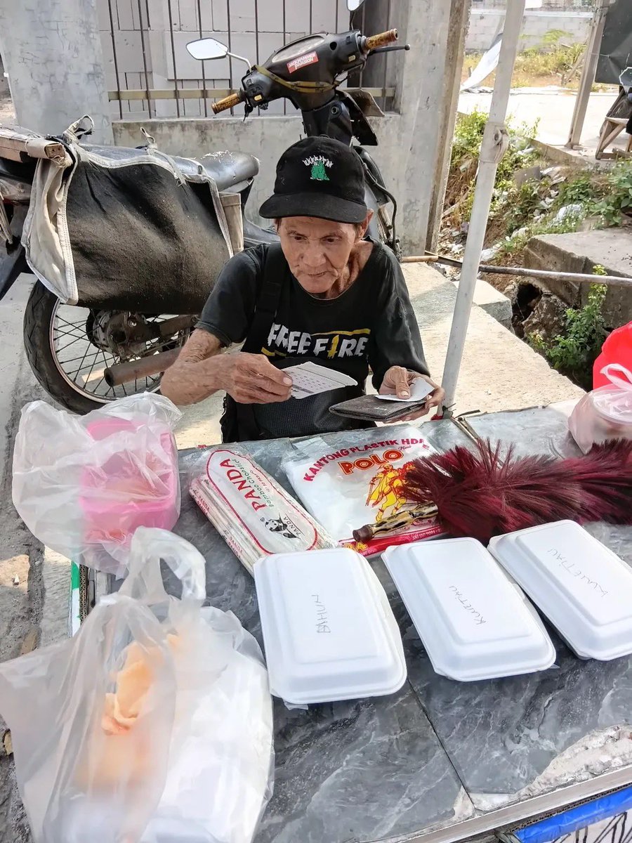 mamahmuda1_'s tweet photo. Nangis bgt 😭😭🥹🥹🥹
Umur 70th jualan bikin  sendiri bapa nya udh keriput yg harus nya umur segtu istirahat drmh tp bapa nya ttp semangatttt 🥹🥹🥹🥹😭😭😭😭😭

Boleh baca utas aq sebelum nya ya kak bapa nya jualam nasi box gtu td dy seneng bgt lho ada yg beli aq sama ibu2 satu nya besok dy lapak lg ..

Tmn² yg udh bantu tf ke aq insyallah aq amanah ya ka . 
Btw bbapa nya gada qris jd byr nya cash ...￼