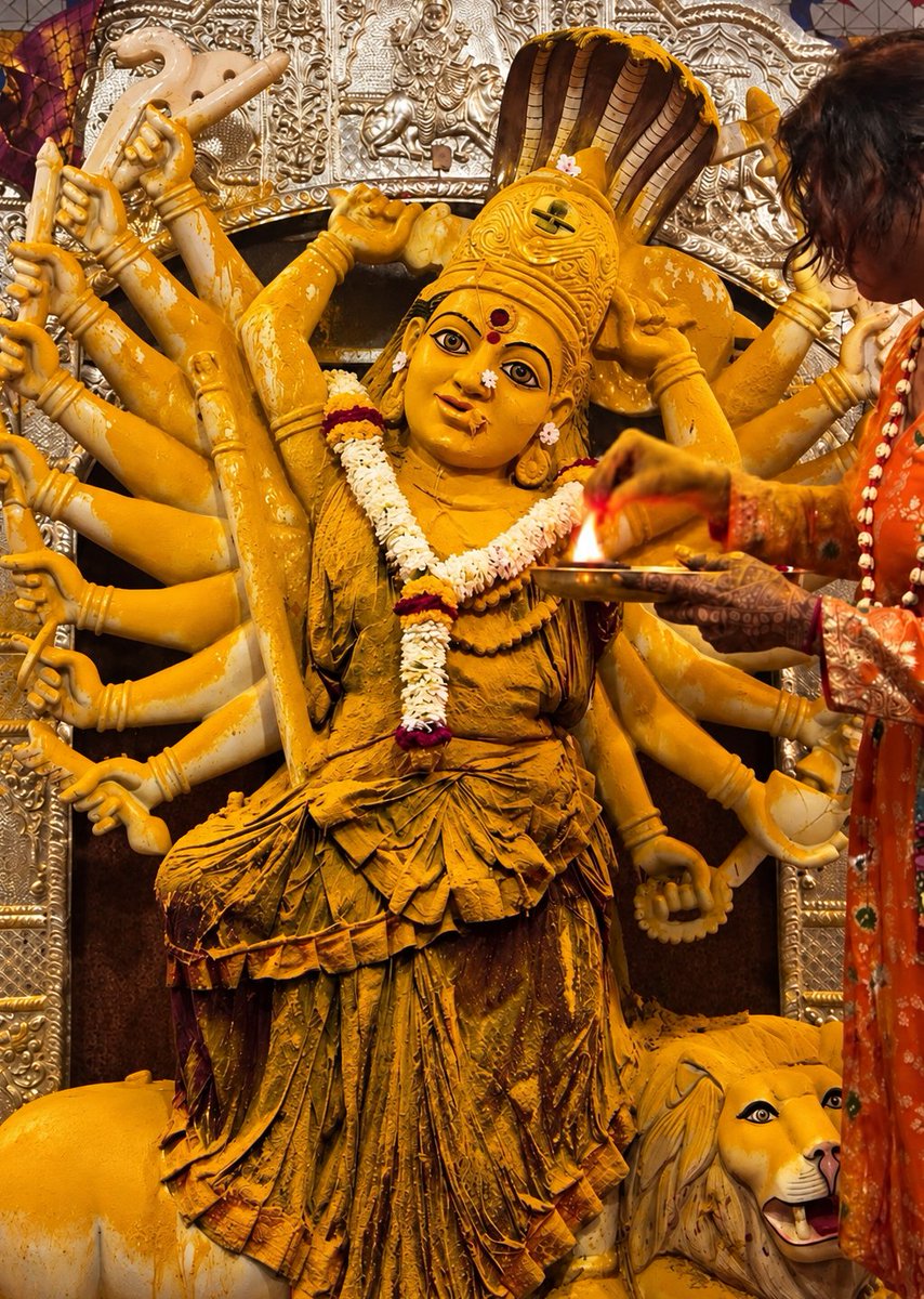 pixelpreeti's tweet photo. Eighteen arms
eighteen expressions of Shakti
every weapon has a purpose
every hand stands between
the bhakta and fear

Shakti wrapped in the colour of auspiciousness

Saptashrungi Mata
Parbhani, Maharashtra

माँ 🙏
माँ दुर्गा 🙏
माँ सप्तशृंगी 🙏
जय माँ सप्तशृंगी 🚩🙏 https://t.co/ZwlXK3xL2F