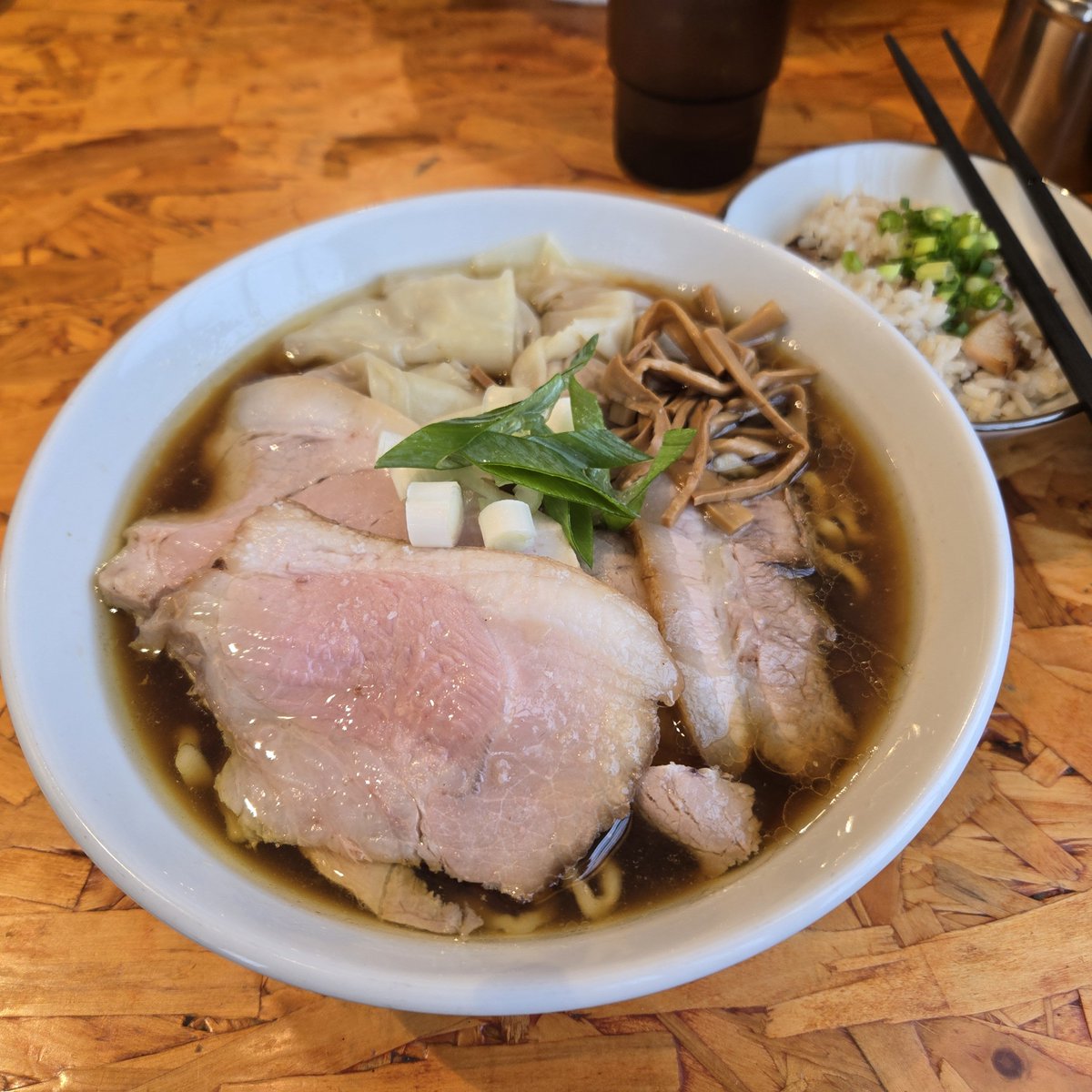 one0969tk1's tweet photo. 中華そば六行(麺武者)　六行ワンタン麺　大盛　六行飯　限定TP岩中豚モモ3種チャーシュー
持ち帰りチャーシューも買えて満足 https://t.co/hwHGtsHHBI