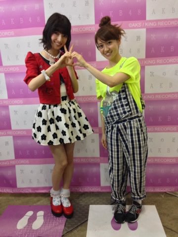 mia_Tohkei's tweet photo. 子供の頃からオタクだったので、修学旅行よりも大島優子さんと写真を撮ることを選んだガキでした https://t.co/X2rGRuDRII