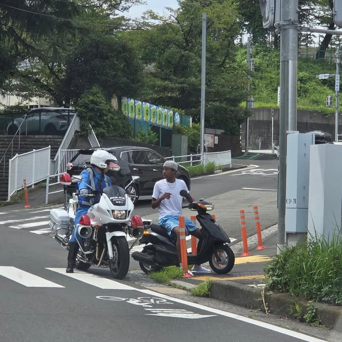Izumi_Sunagawa's tweet photo. 白バイ隊員ナイス〜👍

こういう輩はどんどん検挙してくれ！ https://t.co/16TMgdOIjh