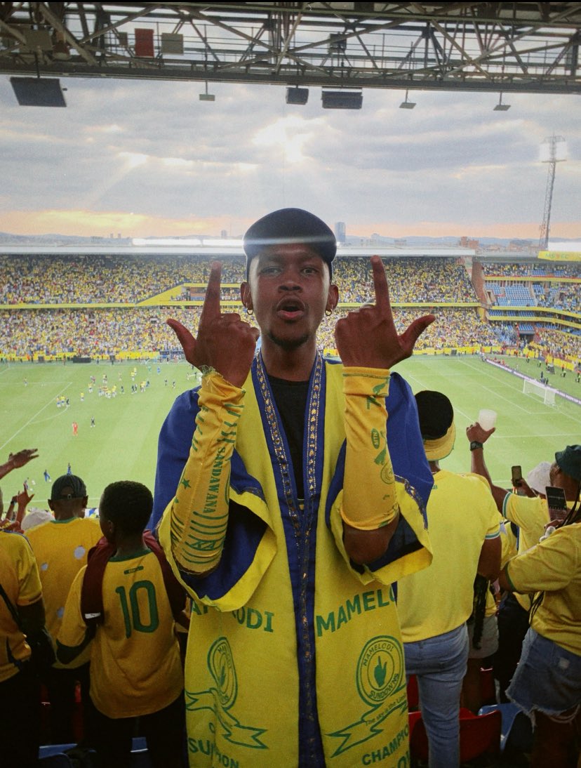 donkamzz's tweet photo. iyooooo masandawana 😭💛💙 i love my team so much🥺🥺 https://t.co/L9mYHIH5Cv
