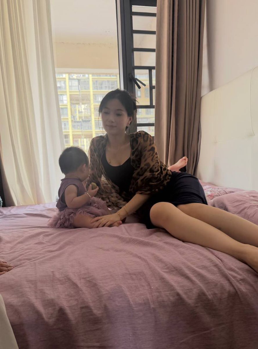 brooke74bq5's tweet photo. 都说带娃的宝妈最有母性光辉，但其实也是个普通有欲望的女人罢了！

不要问我为什么喂奶🍼的时候发出那种声音，答案你们懂的… https://t.co/exN4nwe49R