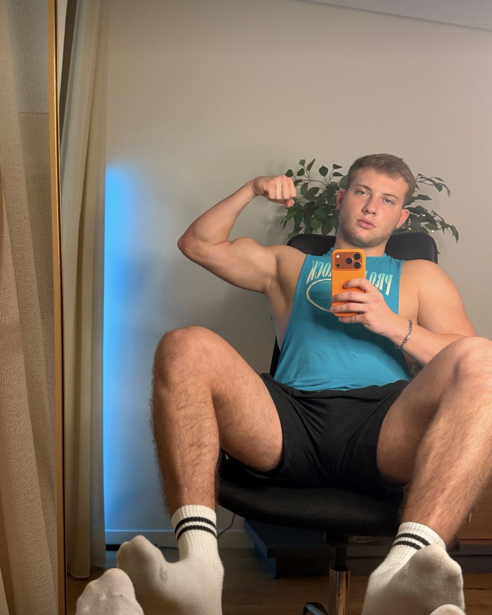 ALPHAJONYY's tweet photo. You can stare at the physique all you want the real question is whether you can handle the price of my attention.
#Findom #FindomMaster #FinancialDomination #MuscleDom #AlphaDom #Biceps #Tribute #Socks https://t.co/UcZbyBjP79