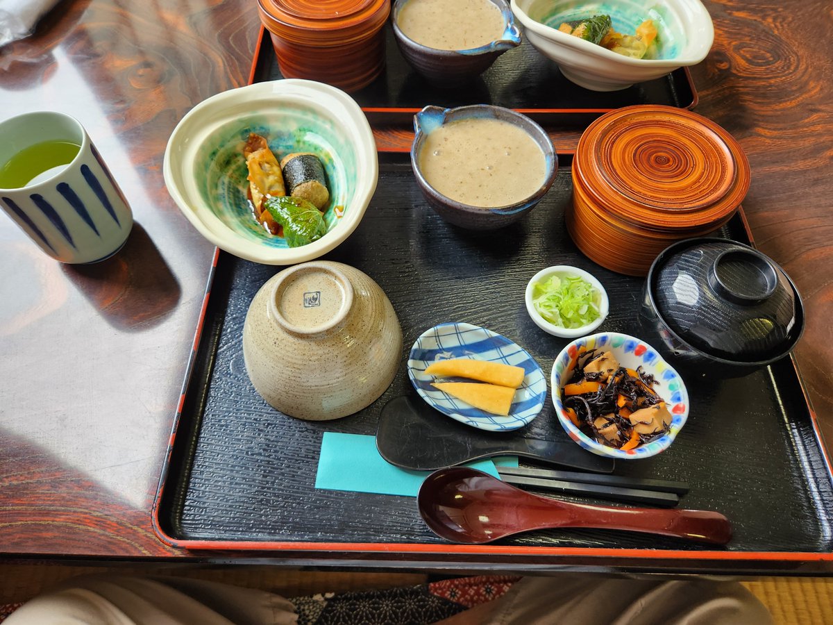 qm7uo's tweet photo. お昼にとろろご飯を食べてきました🍚🥣
久々に食べて旨かったですよ🌸
昔、自然薯掘りしたのを思い出しました🪏

#自然薯 #山芋 #とろろ #ランチ #昼食 https://t.co/SCPeD6dRU8