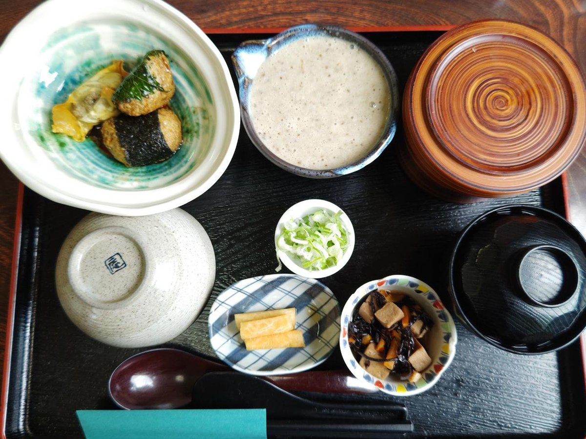 qm7uo's tweet photo. お昼にとろろご飯を食べてきました🍚🥣
久々に食べて旨かったですよ🌸
昔、自然薯掘りしたのを思い出しました🪏

#自然薯 #山芋 #とろろ #ランチ #昼食 https://t.co/SCPeD6dRU8
