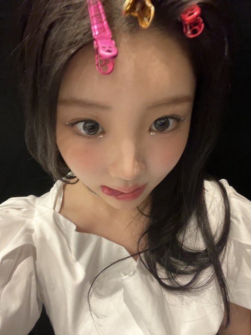 lLLIT_Wonhee's tweet photo. 헤헤 메롱~ 👅

#WONHEE #원희 #ILLIT #아일릿 https://t.co/OU5dWsMOTV