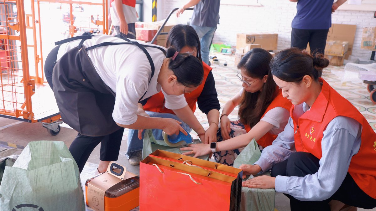 AndreDilata's tweet photo. Spent the morning packing care kits for unhoused neighbors in our community—small acts of kindness turn big struggles into glimmers of warmth. Grateful to volunteer with such a wonderful team today!， https://t.co/S7BNcX52zX