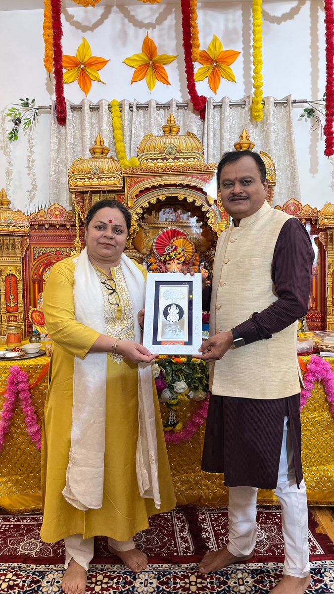 SachdevaAmita's tweet photo. कल इंद्रप्रस्थ के साउथ एवेन्यू में श्री सुरेश चव्हाणके जी द्वारा आयोजित श्री गणेशोत्सव कार्यक्रम में सम्मिलित होकर प्रथम पूज्य भगवान श्री गणेश जी के श्रीचरणों में श्रद्धापूर्वक नमन किया एवं उनका आशीर्वाद प्र��प्त किया।  

गणपति बप्पा के श्रीचरणों में प्रार्थना की कि वे हमें धर्म एवं सत्य के मार्ग पर अडिग रहने की शक्ति प्रदान करें, अधर्म के विरुद्ध संघर्ष के मार्ग में आने वाले प्रत्येक विघ्न को दूर करें तथा ��ाष्ट्र एवं धर्मकार्य के लिए समर्पित होकर कार्य करने हेतु बुद्धि, साहस और सामर्थ्य प्रदान करें।  

इस सुंदर एवं भक्तिमय आयोजन के लिए श्री सुरेश चव्हाणके जी का हृदय से धन्यवाद एवं अभिनंदन। राष्ट्रकार्य के प्रति समर्पित सुदर्शन न्यूज़ और उसकी पूरी टीम को भी साधुवाद एवं हार्दिक अभिनंदन।  

गणपति बप्पा मोरया! 🚩🙏

@SureshChavhanke
@SudarshanNewsTV