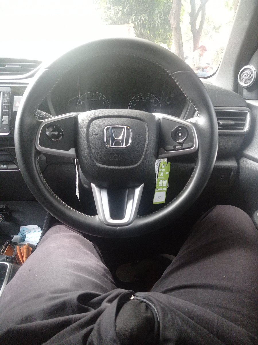 kunayqr's tweet photo. Nunggu bos lagi ke mall , gua mah molor dah di mobil https://t.co/RsLbdyJ2SW