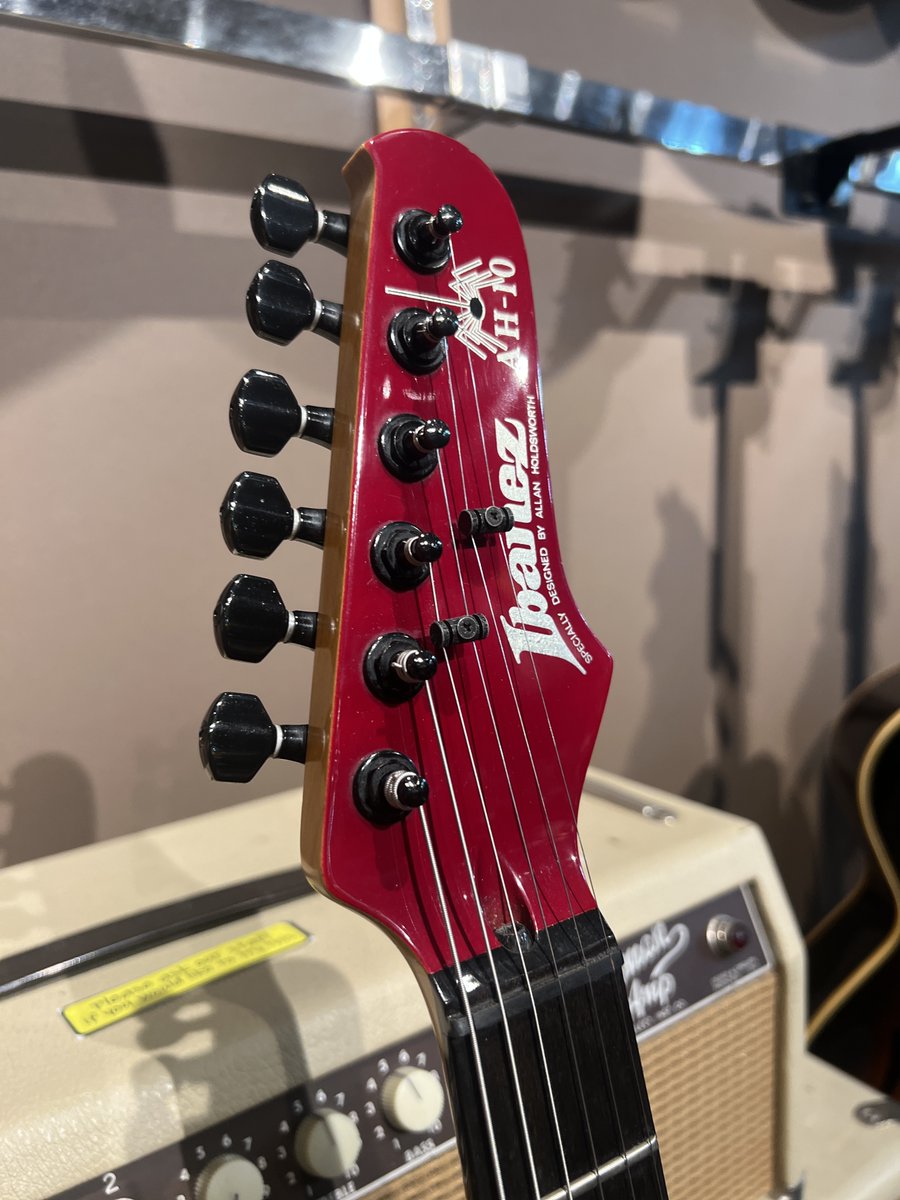 1484shibuya's tweet photo. 【エレキフロア】
Ibanez/AH-10 入荷いたしました！
アラン・ホルズワースとの共同開発、２年ほどしか生産されなかったレアモデル！

なんと、あのキング・クリムゾンで活躍された、ジャッコ・ジャクジクが所有していた個体でございます！
https://t.co/F9zGjwcJZv
＃イシバシ中古通信　＃イシバシ楽器 https://t.co/j8Rhzy2Ejn