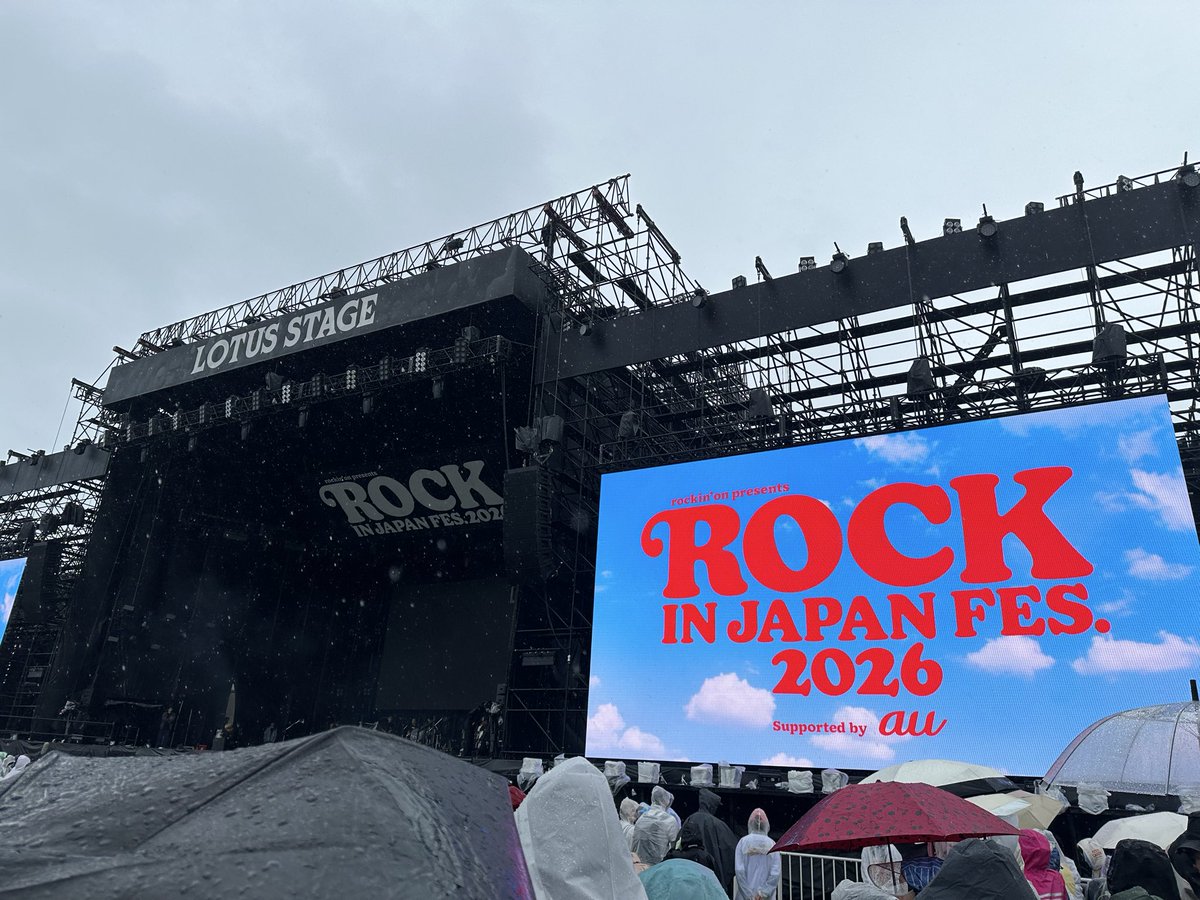 popsaurus7777's tweet photo. 斎藤宏介が来るって聞いて、ユニグッズ引っ張り出してきた！
スカパラ待機中😌 https://t.co/O3tMQbNozN