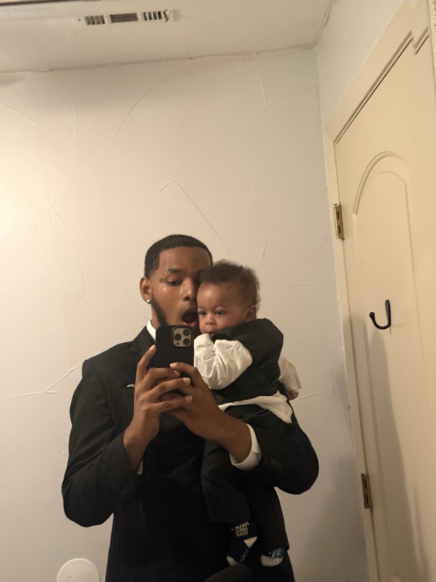 DaZayShow's tweet photo. Time for me to bend the knee #wedding #pics #suit https://t.co/31SBuxIAZF