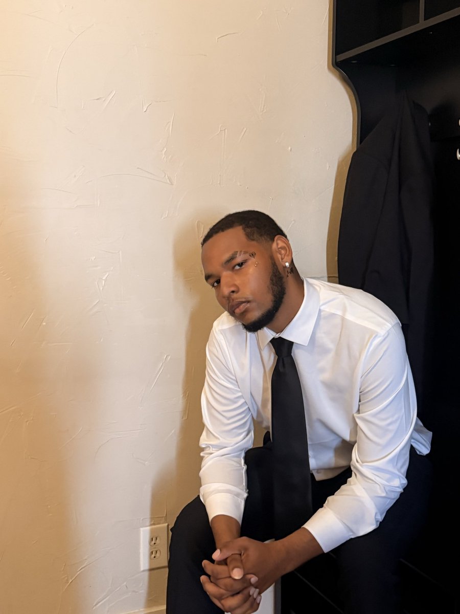 DaZayShow's tweet photo. Time for me to bend the knee #wedding #pics #suit https://t.co/31SBuxIAZF