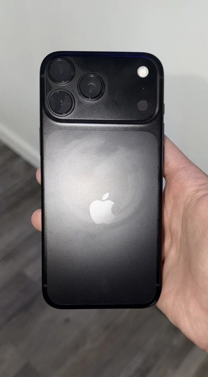 F9AIX's tweet photo. هذا اللون الأسود للـ iPhone 18 Pro على الطبيعة بعد الاستخدام، بدون مسح ولا تلميع 👀

للحين الأسود أفضل؟ 😂🖤 https://t.co/FaKcXrHVlk