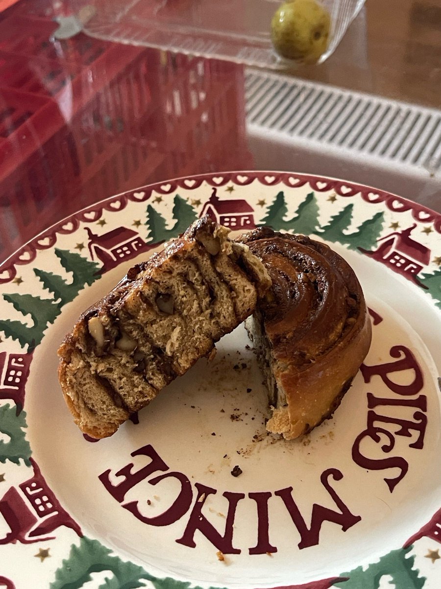 WilberPoremba's tweet photo. Just finished my weeknight baking marathon—warm cinnamon rolls straight out of the oven make every chaotic workday feel so worth it https://t.co/qRY875VDg2