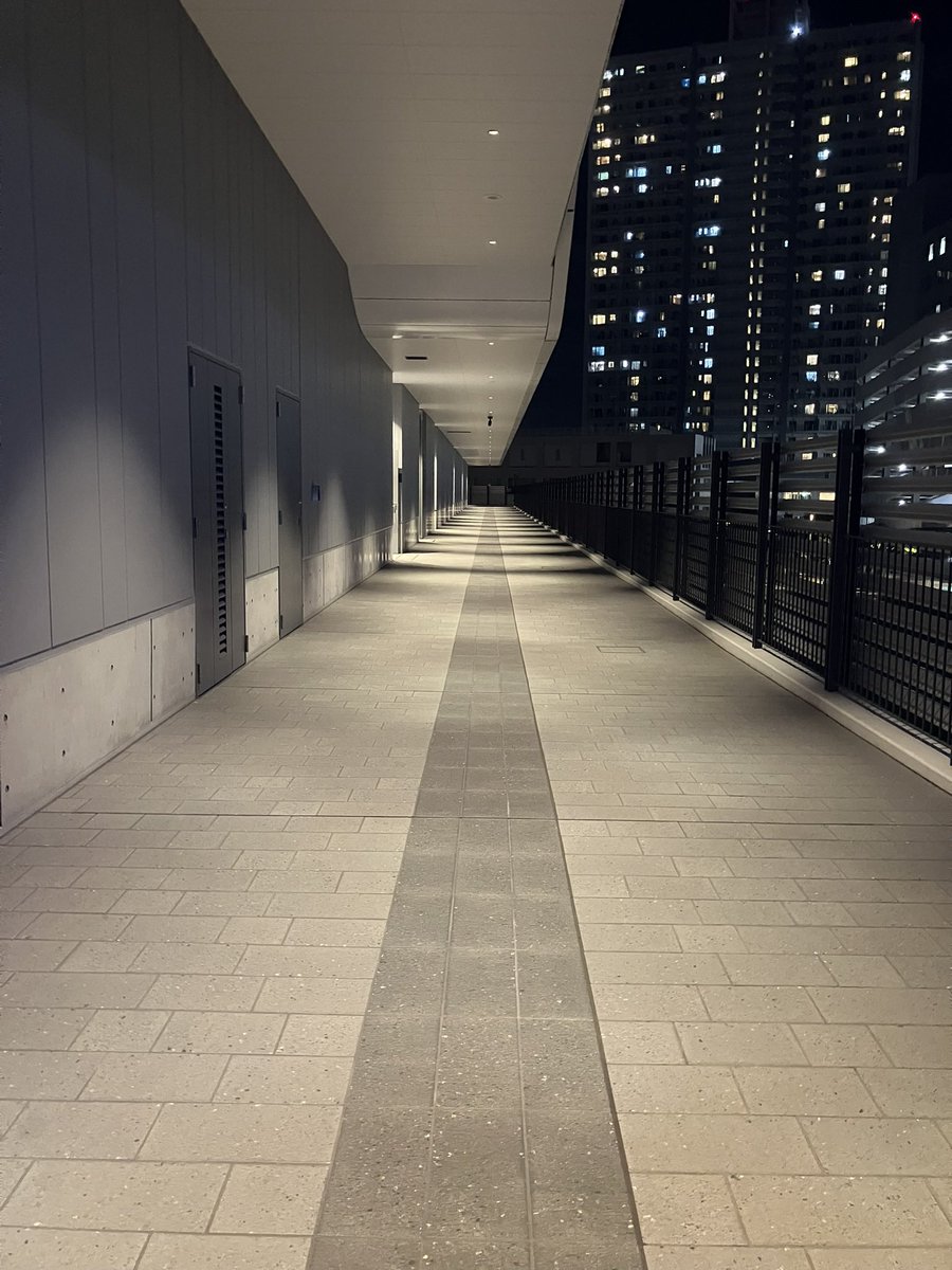 if_itself's tweet photo. Kアリーナ、公演がない時でもバーだけ営業してることあるんですけど（公式要確認）、営業してることに気づいてない人が多いのでバックヤードみたいな道を通って夜景を独り占めできるので好きです。 https://t.co/ztk2ilDCs5