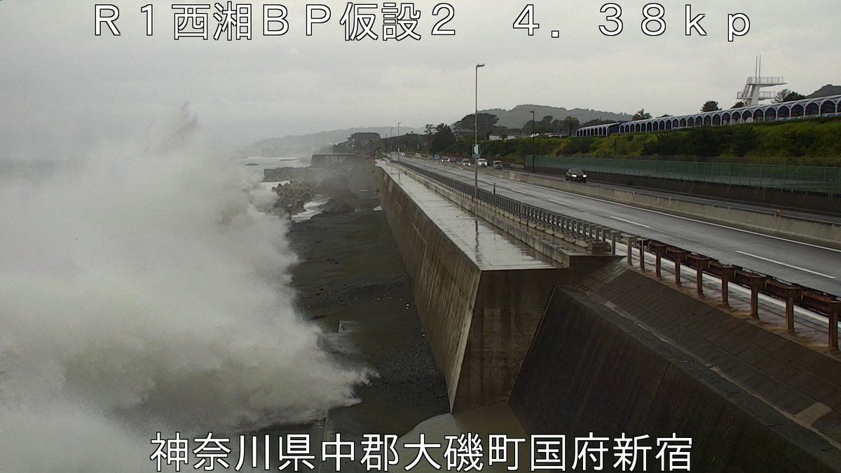 mlit_yokokoku's tweet photo. 現在、E84西湘バイパスの下り線では、高波のためNEXCO中日本区間を含む大磯東IC～早川IC間で通行止めをおこなっています。 
迂回等のご協力をお願いします。今後、上り線についても通行止めとなる可能性があります。
#西湘バイパス https://t.co/yzVrjGXuxy