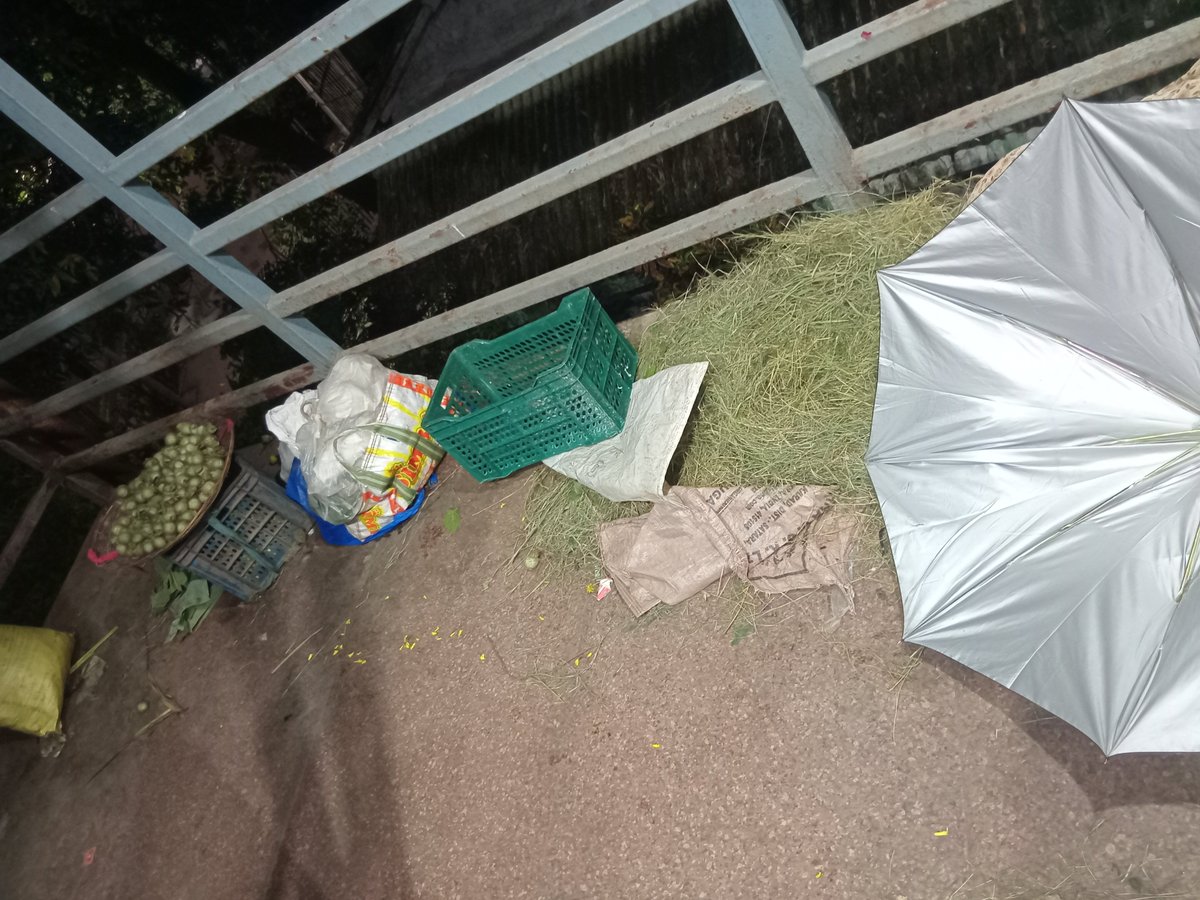 anmopra's tweet photo. This is situation @WesternRly new bridge made for passengers to go at platform 5/6/7. Total mess all over with place used to throw garbagge, used as toilet and it stinks hell. Requesting @RailMadad @drmbct to pls get this cleaned. https://t.co/TIJqiP0tsf