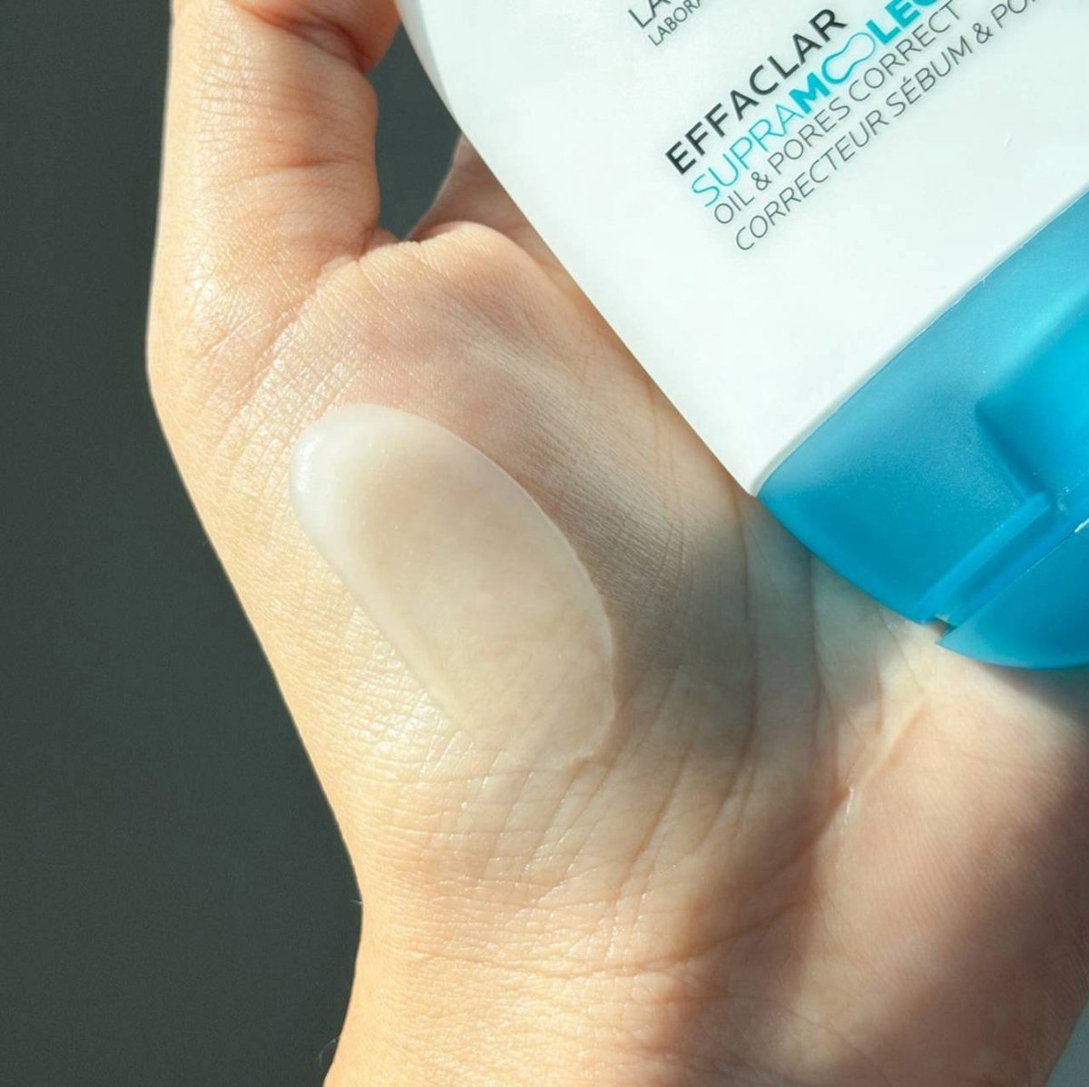 ChaliReviews's tweet photo. ชาวผิวมันมามุง มอยส์เฟรชเจล  La Roche-Posay ตัวนี้ทำมาตอบโจทย์ชาวผิวมันสุดๆ เป็นเอวี่เดย์มอยส์ที่ทั้งชุ่มชื้น แต่ไม่ทำให้ผิวมัน เนื้อเบา ไม่เหนอะหนะ แถมใช้แทนเบสเมคอัพ ช่วยเบลอรูขุมขนได้อีก ทำให้การแต่งหน้าติดท�� ไม่หยา ไม่เยิ้ม เริ่ดเลยละ ไปลองง #LaRochePosayTH https://t.co/FXsYtI9rSj