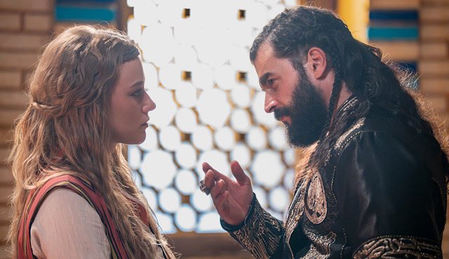 narseatv's tweet photo. “Aşk ve Taht” yayınlanan yeni tanıtımıyla büyük merak yarattı! #AşkveTaht #NarseaTv 
‘Aşk ve Taht’, üçüncü bölümüyle ekrana gelmeye hazırlanıyor. Alaeddin’in savaş ilanıyla heyecan yükselirken, Kir Vard’ın Destina’yı Andreas’la evlendirme kararı ve Melike Hatun’un bu gelişme karşısındaki tavrı tanıtıma damga vuruyor. Kir Vard’ın, Destina’yı Andreas’la evlendirmeye karar vermesi dengeleri altüst ediyor. Babasının kararı karşısında zor durumda kalan Destina’nın ne yapacağı merak konusu olurken, bu evlilik ihtimali Alaeddin ile Destina’nın kavuşmasının önündeki en büyük engel haline geliyor. Kir Vard’a karşı ‘O zaman savaş olacak!’ sözleriyle meydan okuyan Alaeddin, hem aşkı hem de geleceği için büyük bir mücadeleyi başlatacağının işaretini veriyor. Alaeddin’in bu çıkışı iki taraf arasındaki gerilimi savaşa taşırken, ikilinin bütün engellere rağmen birbirlerine kavuşup kavuşamayacağıysa yeni bölümün en büyük sorusu oluyor. Alaeddin ile Destina’nın evlenemeyecek gibi görünmesi, Melike Hatun cephesinde ise sevinçle karşılanıyor. Kir Vard’ın aldığı karardan memnun olan Melike Hatun’un bu gelişmeyi kendi lehine nasıl değerlendireceği ve Alaeddin’in hamlesine karşı nasıl bir yol izleyeceği merak uyandırıyor.