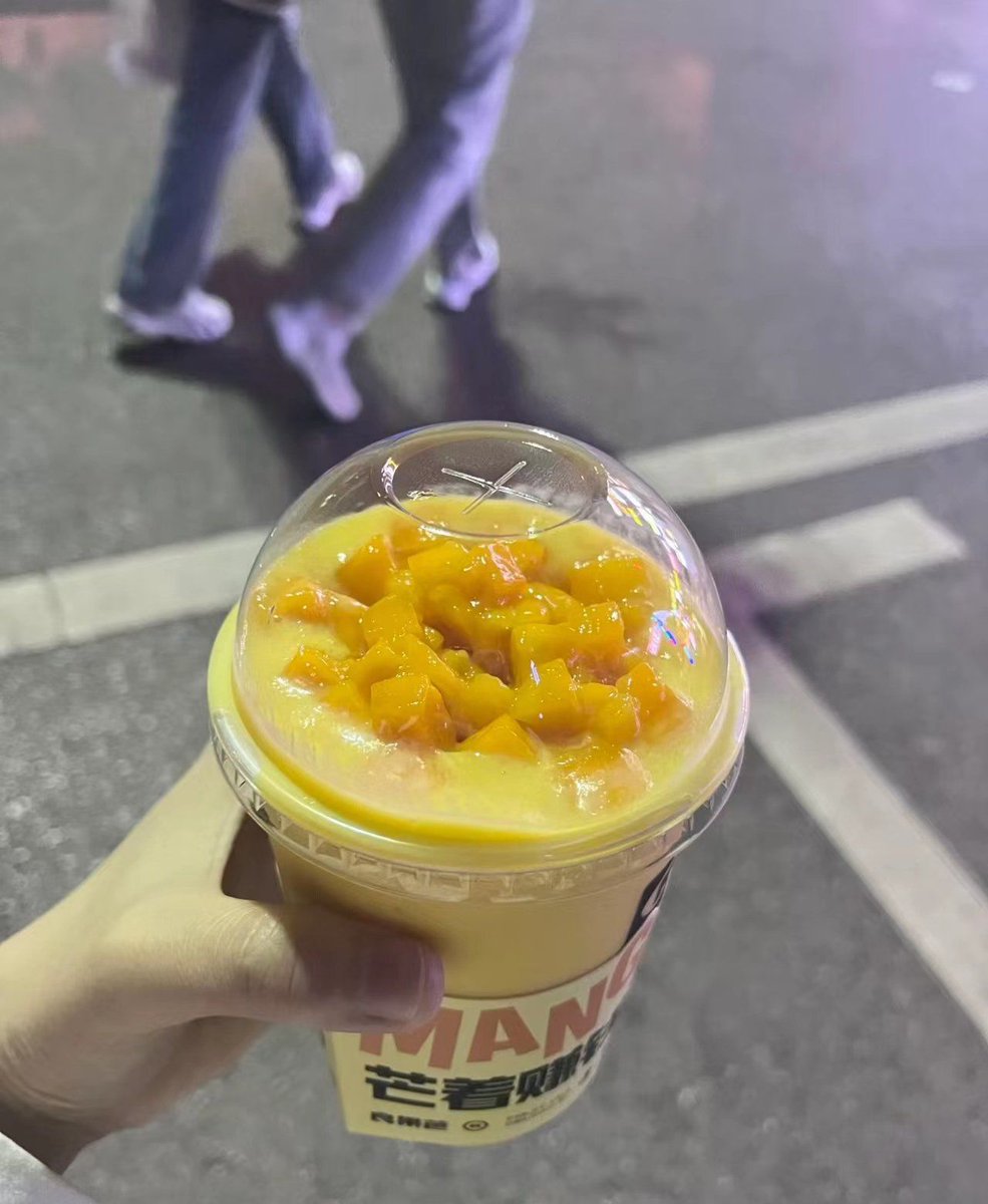 vegagushtop's tweet photo. Late-night convenience store run turns into the best 10 mins of my week—your hand in mine, slushie drips on your sleeve, and no plan but us.， https://t.co/YecJ5Hkabc