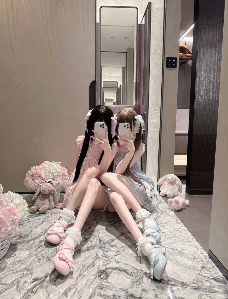 The_Bread_Nk's tweet photo. 新鲜出炉！！！新鲜出炉！！！

是谁说要来锐评我和闺蜜的粉bb啊？

心情不好来X发泄了，无🚪来就给啊！！ https://t.co/M6LU3FfijX