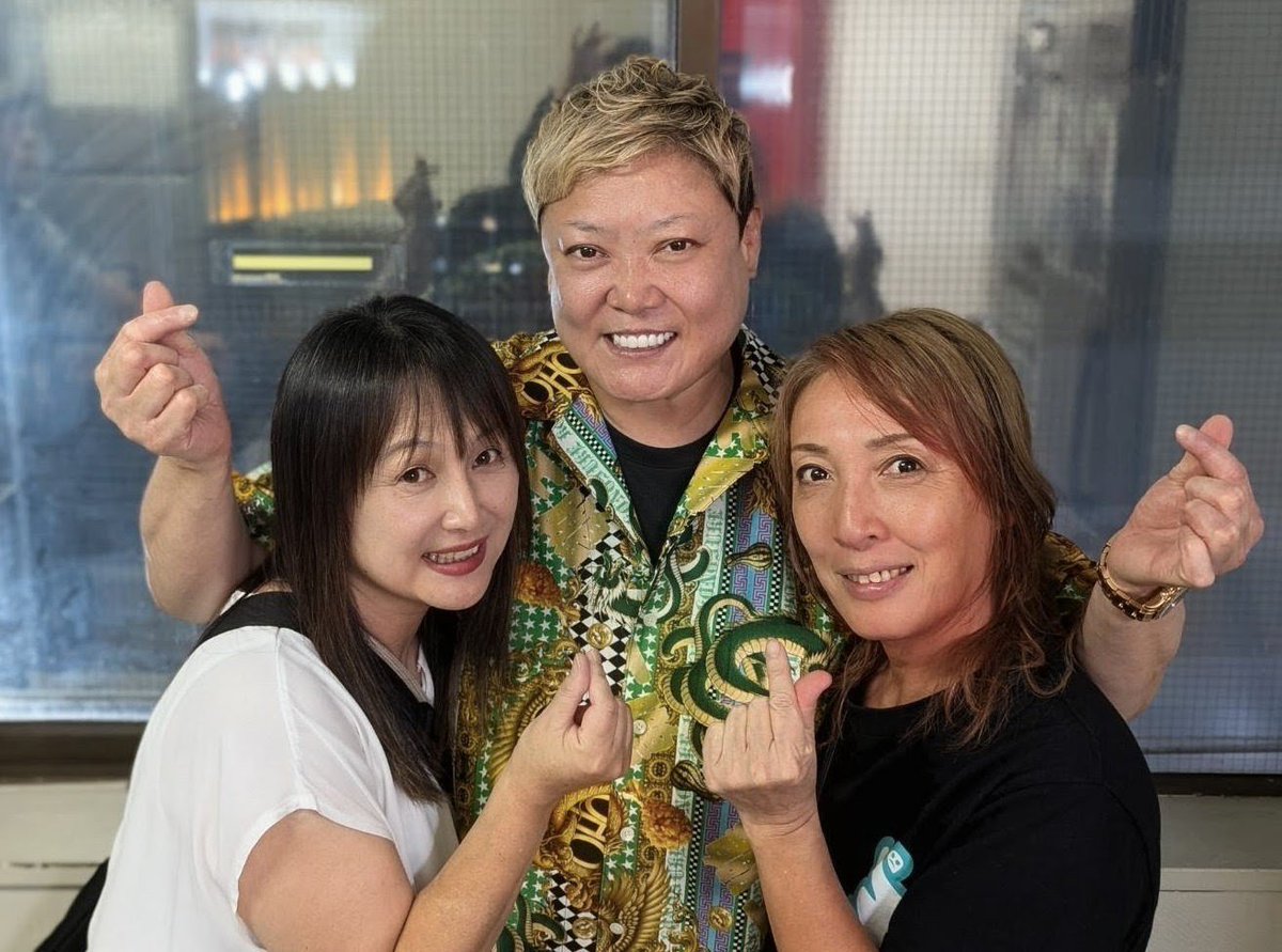 Ozaki_Mayumi's tweet photo. 生クラブ尾崎やるぜ〜
関西キューティー尾崎と楽しい夜を過ごそうぜ！

10/2（19:00）開始
場所:都内某所
会費:１万2千円
食べ飲み放題
（持ち込み歓迎）
申し込みした方に場所教えます(笑)

info@oz-academy.com
まで。

#尾崎魔弓
#ダイナマイト関西　
#キューティー鈴木
#クラブ尾崎 https://t.co/nHUpomnZAG